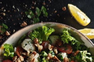 Salată cu mozzarella și roșii cherry - Savoare și culoare într-o rețetă rapidă