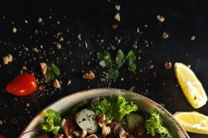 Salată cu mozzarella și roșii cherry - Savoare și culoare într-o rețetă rapidă