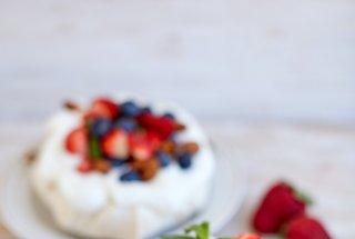 Mini Pavlova cu frisca si fructe de padure - Desert simplu, rafinat si elegant