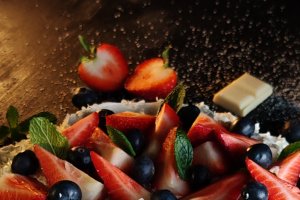Tartă cu frișcă și fructe - Deliciul pufos și cremos care te cucerește