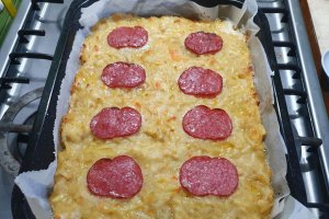 Pizza altfel, pe blat de cartofi - Reteta simpla si satioasa