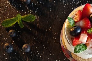 Desert la pahar cu cremă mascarpone și fructe - Ușor, rapid și delicios
