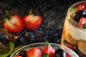 Desert la pahar cu cremă mascarpone și fructe - Ușor, rapid și delicios