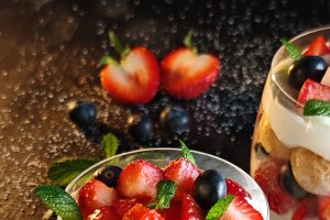 Desert la pahar cu cremă mascarpone și fructe - Ușor, rapid și delicios