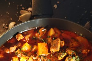 Tocăniță cu carne de porc - Gust și savoare într-o rețetă simplă