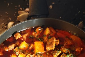 Tocăniță cu carne de porc - Gust și savoare într-o rețetă simplă