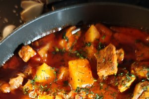 Tocăniță cu carne de porc - Gust și savoare într-o rețetă simplă