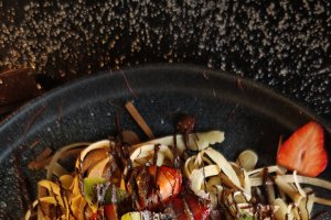 Clătite spaghete cu ciocolată și fructe - Desertul rapid și ingenios care te va cuceri