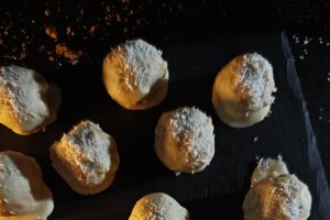 Bomboane cu nucă de cocos și zmeură - Desert super rapid și delicios