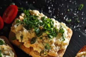 Salată caldă de ouă - Rețeta ingenioasă și delicioasă