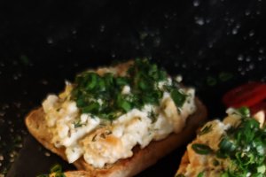 Salată caldă de ouă - Rețeta ingenioasă și delicioasă