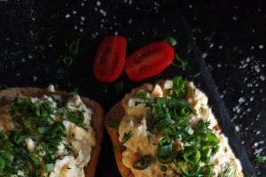 Salată caldă de ouă - Rețeta ingenioasă și delicioasă