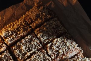 Prăjitura însiropată, cu griș și nucă - Desert pufos și aromat