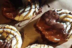 Biscuiți fragezi cu unt și ciocolată – rețeta simplă pentru un desert de casă delicios