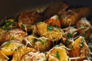 Cartofi noi, cu usturoi și parmezan - Garnitura plină de savoare și aromă