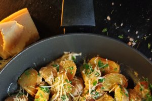 Cartofi noi, cu usturoi și parmezan - Garnitura plină de savoare și aromă