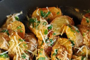 Cartofi noi, cu usturoi și parmezan - Garnitura plină de savoare și aromă