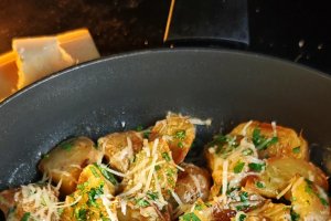 Cartofi noi, cu usturoi și parmezan - Garnitura plină de savoare și aromă