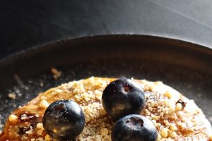 Pancakes pufoase cu banane și afine – Rețetă simplă și rapidă