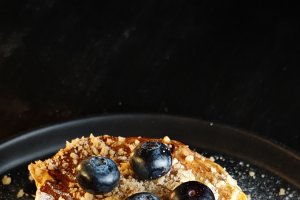 Pancakes pufoase cu banane și afine – Rețetă simplă și rapidă