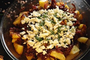 Cartofi la cuptor cu ceapă caramelizată și feta - Rețeta delicioasă care te va cuceri
