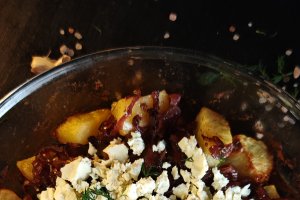 Cartofi la cuptor cu ceapă caramelizată și feta - Rețeta delicioasă care te va cuceri