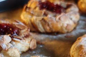 Melcișori cu nucă și gem - Desertul rapid și delicios