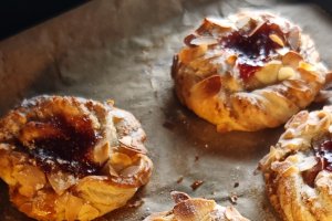 Melcișori cu nucă și gem - Desertul rapid și delicios