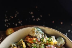 Salată cu cartofi noi la cuptor - Rețeta gustoasă și plină de savoare