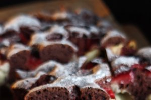 Prăjitură cu cacao, cremă de vanilie și căpșuni - Deliciu aromat și pufos