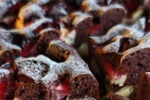 Prăjitură cu cacao, cremă de vanilie și căpșuni - Deliciu aromat și pufos