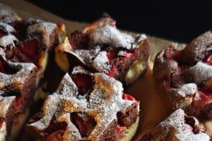 Prăjitură cu cacao, cremă de vanilie și căpșuni - Deliciu aromat și pufos