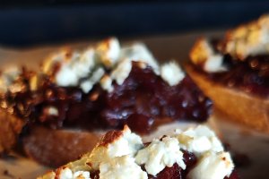 Bruschete cu ceapă caramelizată și feta - Gustarea delicioasă care te cucerește