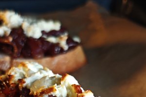 Bruschete cu ceapă caramelizată și feta - Gustarea delicioasă care te cucerește