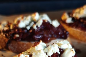 Bruschete cu ceapă caramelizată și feta - Gustarea delicioasă care te cucerește