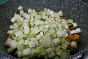 Mancare cu vinete, dovlecei si chorizo - Reteta gustoasa si usoara