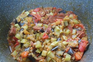 Mancare cu vinete, dovlecei si chorizo - Reteta gustoasa si usoara