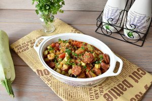 Mancare cu vinete, dovlecei si chorizo - Reteta gustoasa si usoara