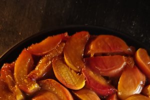 Prăjitură răsturnată cu piersici caramelizate - Rețeta delicioasă de vară