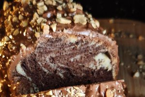 Chec cu ciocolată și alune - Deliciu pufos cu glazură crocantă