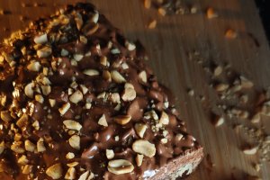 Chec cu ciocolată și alune - Deliciu pufos cu glazură crocantă