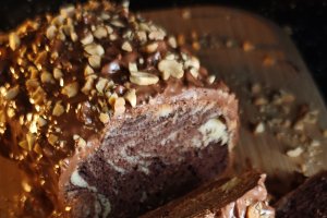 Chec cu ciocolată și alune - Deliciu pufos cu glazură crocantă