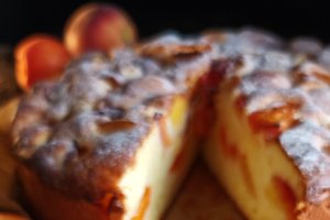 Prăjitură pufoasă cu iaurt și fructe - Rețeta simplă și delicioasă