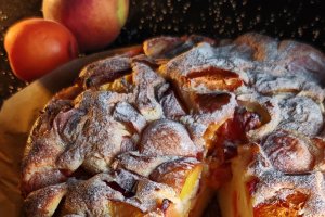 Prăjitură pufoasă cu iaurt și fructe - Rețeta simplă și delicioasă
