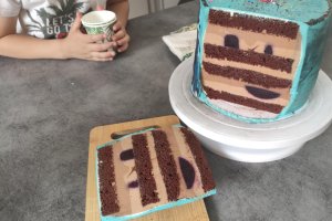 Tort cu lichior, cafea si jeleu de afine - Reteta delicioasa