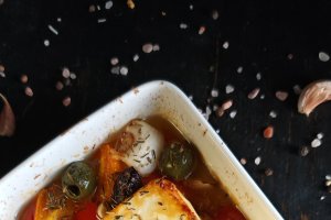 Brânză feta cu roșii la cuptor - Rețeta rapidă și savuroasă