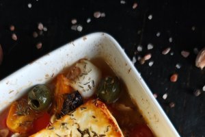 Brânză feta cu roșii la cuptor - Rețeta rapidă și savuroasă