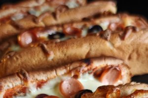 Hotdog pizza - Cea mai savuroasă combinație de fast food la tine acasă