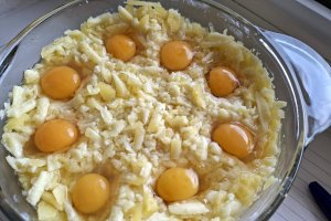 Mămăliguță în straturi, cu brânză de burduf și ouă de prepeliță