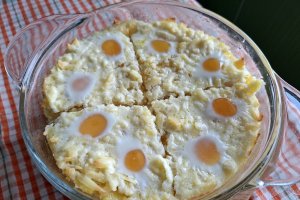 Mămăliguță în straturi, cu brânză de burduf și ouă de prepeliță
